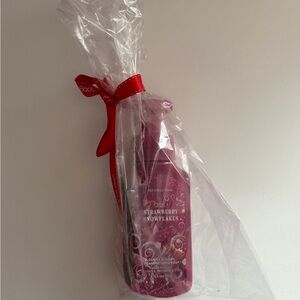 Bath & Body Works Strawberry Snowflakes Foaming Hand Soap – New & Gift Wrapped